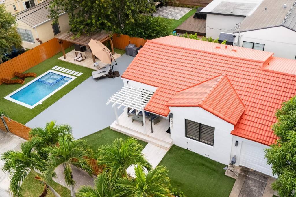Сasa de vacaciones Luxury Retreat 3b ,2ba Pool , Coral Gables Center Miami