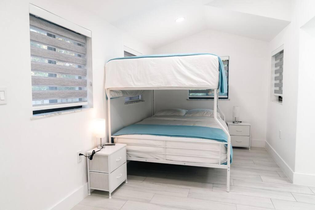 Сasa de vacaciones Luxury Retreat 3b ,2ba Pool , Coral Gables Center Miami
