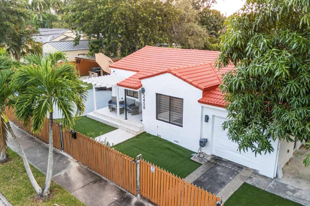 Luxury Retreat 3b ,2ba Pool , Coral Gables Center Сasa de vacaciones Miami